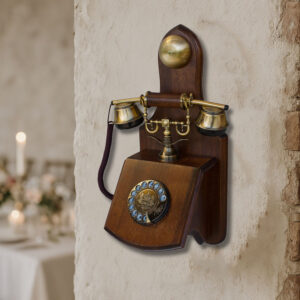 Vintage Holz-Wandtelefon als Audiogästebuch bei Hochzeit mit Tischdekoration im Hintergrund.