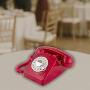 Rotes Audiogästebuch im Retro-Design auf einem gedeckten Tisch bei einer Hochzeitsfeier