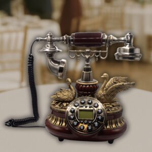Retro Audiogästebuch in Rubinrot und Gold mit edlem Schwanenmotiv auf gedecktem Tisch