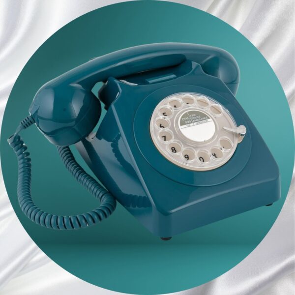 Azurblaues Retro-Audiogästebuch im klassischen Design vor Seidenhintergrund
