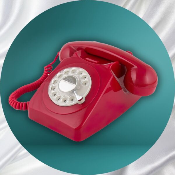 Klassisches rotes Audiogästebuch im Retrotelefon-Look mit Wählscheibe auf grünem Hintergrund