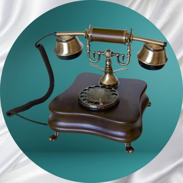 Holz-Audiogästebuch im Retro-Telefon-Design auf modernem Hintergrund