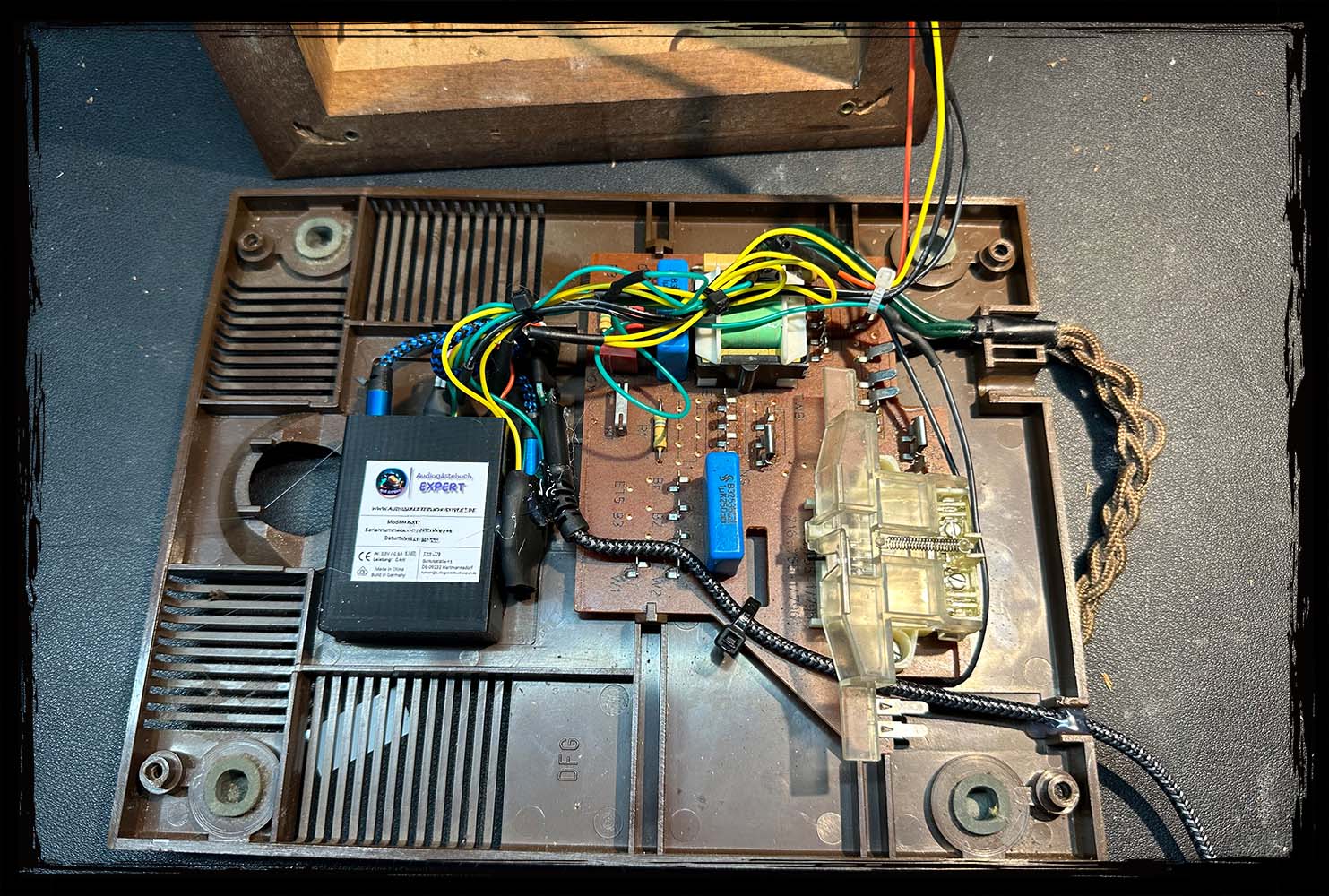 Telefon zum Audiogästebuch – Innenleben nach dem Umbau mit sauberer Verkabelung und Elektronik
